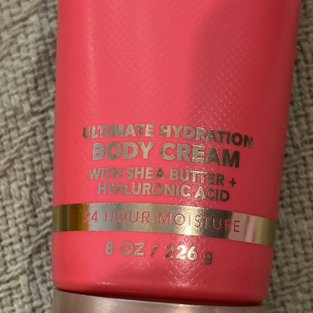 NEW Bath & Body Works Strawberry Flirt Ultimate Hydration Body Cream, 8 oz